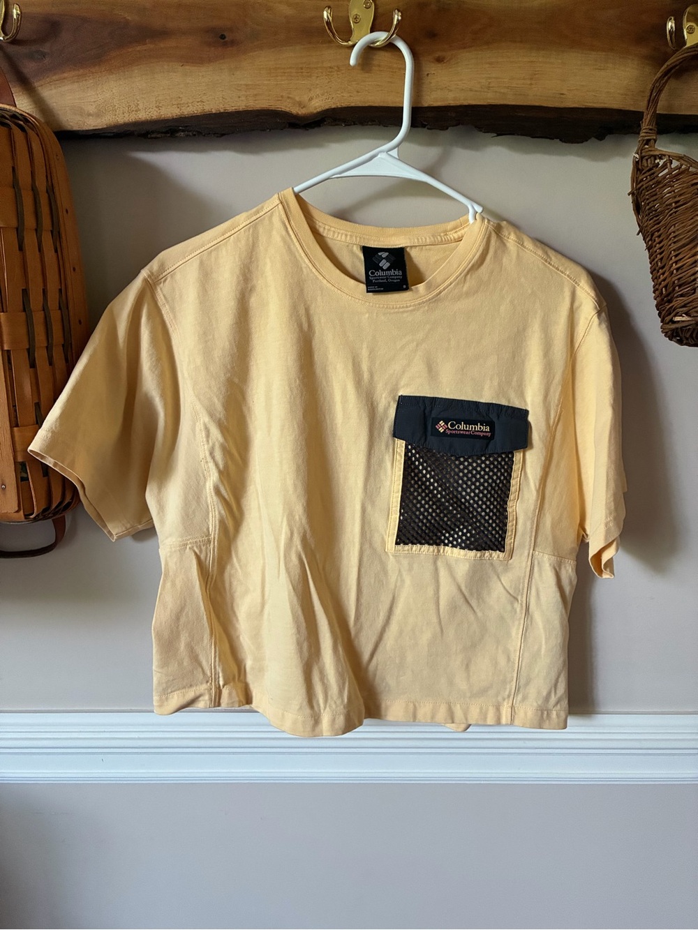 Columbia Painted Peak Butter Yellow Crop T-Shirt Top Gorpcore Streetwear